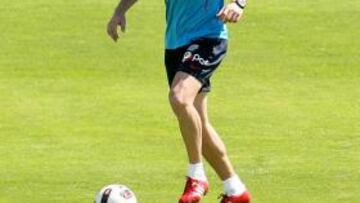 Tiago, ayer, tocando el balón.