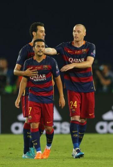 Busquets y Mathieu felicitan a Pedro por marcar el quinto gol.