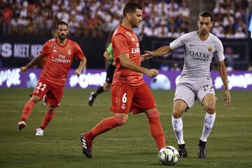 Nacho plays the ball under the close attentions of Javier Pastore.