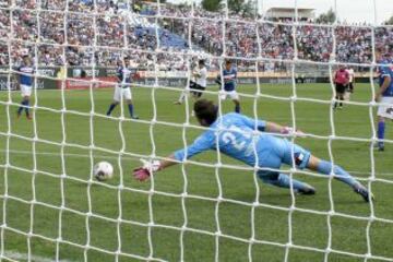 Valdés ya sacó el remate para el 2-1 definitivo de los albos en San Carlos.