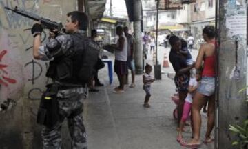 Brasil desplegará tropas federales en Río de Janeiro para ayudar a sofocar una oleada de crímenes violentos tras los ataques de narcotraficantes contra los puestos policiales en tres barrios marginales en el lado norte de la ciudad. A menos de tres meses del Mundial en el que Río acogerá a decenas de miles de aficionados al fútbol. Los ataques han lanzado nuevas dudas sobre los esfuerzos del gobierno para expulsar a las pandillas de los barrios pobres.