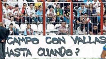 <b>PROTESTA. </b>Las afición del Rayo pide el desmantelamiento de las vallas en el estadio Teresa Rivero.