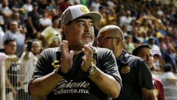 Maradona: &quot;Si me explota el coraz&oacute;n, que sea en una cancha&quot;