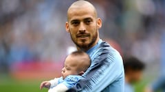 David Silva, con su hijo en un partido del Manchester City. 