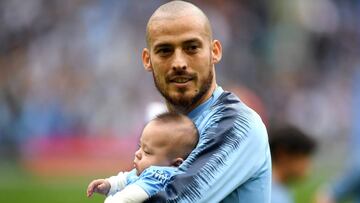 David Silva, con su hijo en un partido del Manchester City.