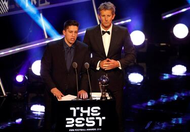Van der Sar y Jackson Follmann fueron los encargados de entregar el premio al mejor portero.
