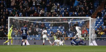 ¡¡ISCO EMPATA EL PARTIDO!! ¡Buena combinación entre Benzema y Brahim que acaba con un remate del francés que desvía el portero, el balón se cae de nuevo a Brahim, centra raso y el balón se pasea despacio por el área pequeña hasta que la empuja el malagueño en el segundo palo!