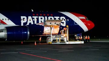 Robert Kraft, dueño de los New England Patriots, envió un jet del equipo para mandar 500 mil dosis de vacunas contra el COVID a El Salvador.