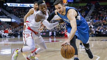 ELX01. ATLANTA (EE.UU.), 21/12/2016.- El espa&ntilde;ol Ricky Rubio (d) de Minnesota Timberwolves defiende un bal&oacute;n ante el alem&aacute;n Dennis Schroeder (i) de Atlanta Hawks hoy, mi&eacute;rcoles 21 de diciembre de 2016, durante un partido de la NBA en Philips Arena en Atlanta (EE.UU.). EFE/ERIK S. LESSER