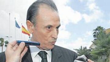 <b>ELOCUENTE. </b>Manuel Ruiz de Lopera fue a la concentración del Betis en Montecastillo para dar ánimos a los jugadores.