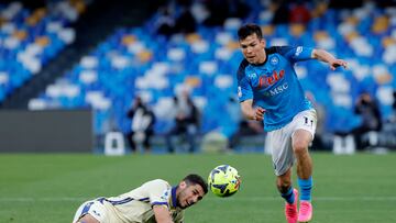 Soccer Football - Serie A - Napoli v Hellas Verona - Stadio Diego Armando Maradona, Naples, Italy - April 15, 2023  Napoli's Hirving Lozano in action with Hellas Verona's Davide Faraoni REUTERS/Ciro De Luca