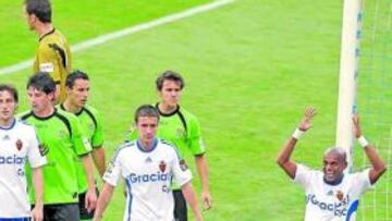 <b>EXPULSIÓN. </b>Hernández Hernández muestra la cartulina roja a Ewerthon ante el Córdoba.