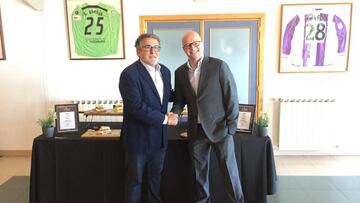 Matt Fenaert, consejero delegado del Real Valladolid, con un representante de la empresa Aramark.