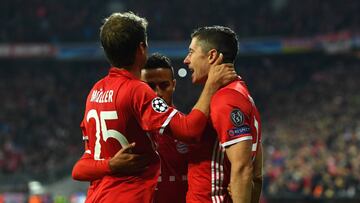 MUNICH, GERMANY - OCTOBER 19: Robert Lewandowski (R-L), Thiago Alcantara and Thomas Mueller of FC Bayern Muenchen