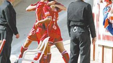 <b>SATISFACCIÓN</b>. Darío Silva celebró su primer gol junto a los Biris que estaban en el campo.