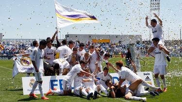Los jugadores del Castilla celebran sobre el césped del Di Stéfano el ascenso a Segunda División que lograron contra el Cádiz en 2012.