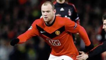 <b>UNA PESADILLA PARA EL MILÁN</b>. Rooney se marcha de Bonera por velocidad durante una de las muchas jugadas en las que el ariete del Manchester United dejó en evidencia a la defensa del Milán.