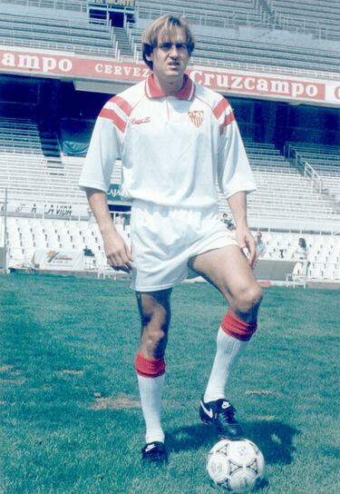 Jugó en el Barça en dos etapas: tres temporadas entre 1988 y 1991 y la temporada 1992-93. Defendió los colores del Sevilla entre 1993 y 1995.