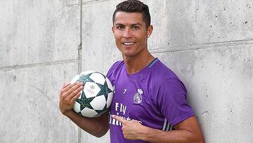 Cristiano posa con el bal&oacute;n de la Champions