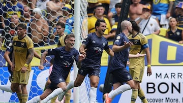 Soccer Football - FIFA Club World Cup - Group C - Auckland City v Boca Juniors - Geodis Park, Nashville, Tennessee, U.S. - June 24, 2025 Auckland City's Christian Gray celebrates scoring their first goal with Nikko Boxall and Myer Bevan REUTERS/Carlos Barria