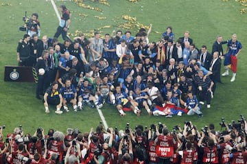 El Inter de Milán celebra la Champions en el césped del Bernabéu.