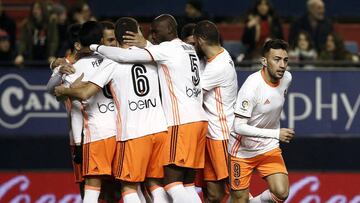 GRA260. PAMPLONA. 09/01/2017.- El delantero del Valencia C.F Munir El Haddadi (d) celebra su gol junto a sus compa&ntilde;eros, primero del equipo ante Osasuna, durante el partido de la decimos&eacute;ptima jornada de Liga en Primera Divisi&oacute;n que se disputa esta noche en el estadio de El Sadar, en Pamplona. EFE/Jes&uacute;s Diges