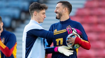 Kepa y Joselu, con Nacho al fondo, en un entrenamiento de la Selección.