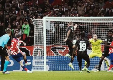 Atlético de Madrid 2-2 Bayer Leverkusen | Golazo de Rodrigo de Paul desde fuera del área con un disparo colocado a un lado que acaba batiendo a Hradecky.