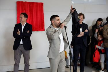 Ilia Topuria inaugura la rehabilitación del Pabellón - Gimnasio Municipal San Lázaro acompañado por el alcalde de la ciudad, Carlos Velázquez Romo. 