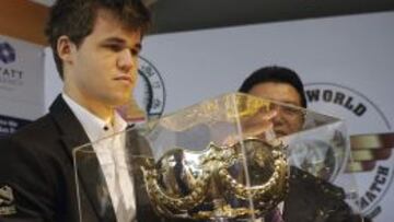 El Campe&oacute;n del Mundo de Ajedrez, el noruego Magnus Carlsen, de 22 a&ntilde;os, sostiene su trofeo de campe&oacute;n mundial.