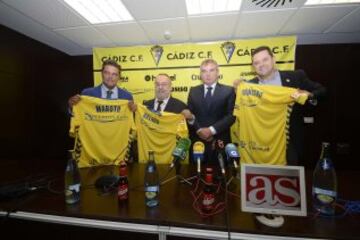 Joaquín Maroto, Alfredo Relaño, el presidente del Cádiz Manuel Vizcaíno y Tomás Roncero.
