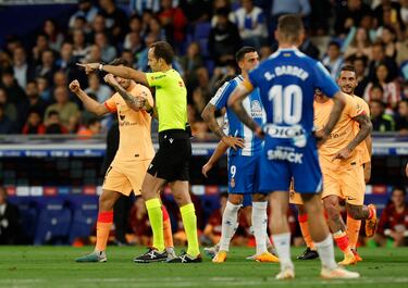 0-2. El árbitro Melero López, tras validar el VOR el tanto de Griezmann, señala el centro del campo subiendo el segundo gol al marcador.