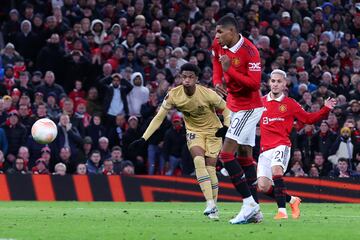 2-1. Antony chuta de volea, por bajo y cruzado batiendo a Marc-Andr¨¦ Ter Stegen a la derecha de su porter¨ªa.