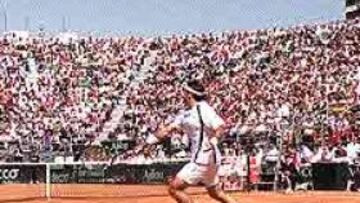 <b>AMBIENTE DE GRANDES GESTAS.</B> En un ambiente de grandes gestas, ante 8.000 espectadores, el resto de revés de Corretja ilumina la tarde en Valencia. España, a semifinales.