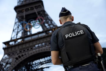Un policía francés posa para AS delante de la Torre Eiffel. 
