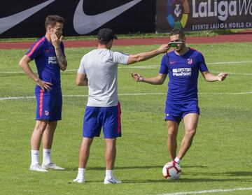 Simeone mantuvo una larga charla con Saúl y Koke.