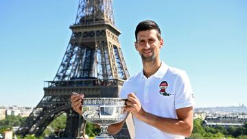 Tennis - French Open - Paris, France - June 14, 2021  Serbia&#039;s Novak Djokovic poses infront of the Eiffel Tower with the trophy after winning the men&#039;s singles French Open title  Christophe Archambault/Pool via REUTERS