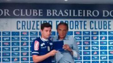 Eugenio Mena pos&oacute; por primera vez con la camiseta de su nuevo club, el Cruzeiro. 