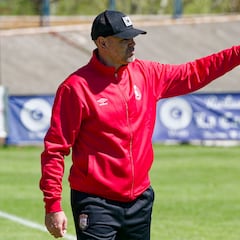 Víctor Valdés debuta, de rojo y azul, en Ávila con victoria y clasificación para el playoff