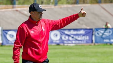 ÁVILA, 27/04/2025.- El ex jugador del FC Barcelona y de la Selección Española, Víctor Valdés, durante su primer partido como entrenador del Real Ávila, en un encuentro contra el SD Compostela de la Primera RFEF, que ha terminado con el resultado de 2-1. EFE/Raúl Sanchidrián