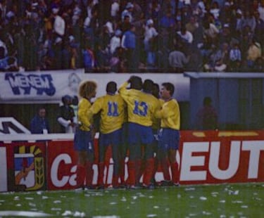 Con goles de Fredy Rincón (x2), Asprilla (x2) y Adolfo 'El Tren' Valencia, Colombia goleó a Argentina en Buenos Aires.