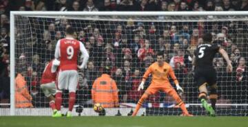 Britain Soccer Football - Arsenal v Hull City - Premier League - Emirates Stadium - 11/2/17 Arsenal's Alexis Sanchez scores their second goal from the penalty spot  Reuters / Dylan Martinez Livepic EDITORIAL USE ONLY. No use with unauthorized audio, video, data, fixture lists, club/league logos or "live" services. Online in-match use limited to 45 images, no video emulation. No use in betting, games or single club/league/player publications.  Please contact your account representative for further details.