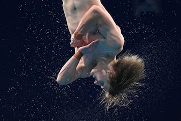 Cassiel Rousseau de Australia compitiendo en la final masculina de saltos de plataforma de 10 metros.