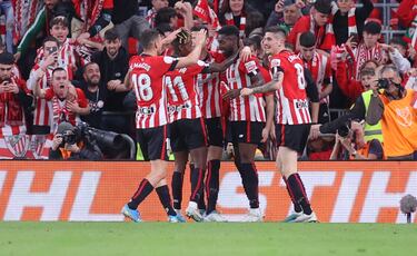 1-0. Iñaki williams celebra con sus compañeros el primer tanto que marca en el minuto 32.