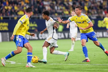 Armó la contra el Real Madrid y se encargó el mismo Rodrygo de finalizarla con otro golazo. Qué bien se deshizo de dos marcas con una serie de amagos, sacándose un potente disparo para volver a superar a Ledesma y firmar su doblete.