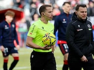 El árbitro Miguel Sesma Espinosa, a su salida al estadio de Vallecas.