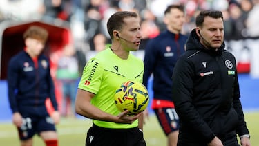 El árbitro Miguel Sesma Espinosa, a su salida al estadio de Vallecas.