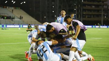 Los jugadores de Argentina celebran el gol de la victoria contra Bolivia.