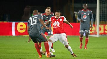 Con goles de Juan Roa, Jhon Pajoy y autogol de Eder Castañeda, Santa Fe venció al América en El Campín de Bogotá. Toma un respiro y escala en la tabla de la Liga.