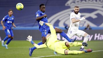 Soria y Djené tratan de evitar el remate de Benzema durante el partido del Santiago Bernabéu que se jugó el sábado.